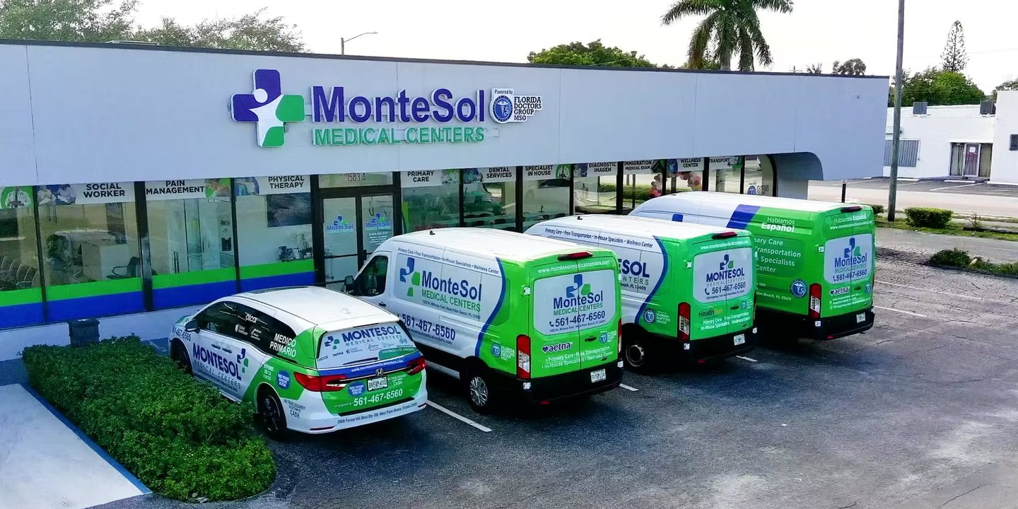 Fachada de MonteSol Medical Centers en West Palm Beach con sus vehículos de transporte de pacientes